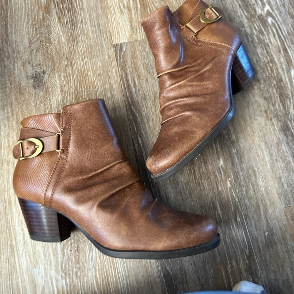 Bare traps reliance  ankle brown booties size 8